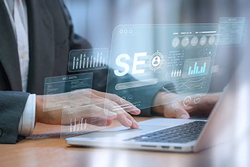Specjalista pracujący nad strategią SEO na laptopie z interfejsem analitycznym.